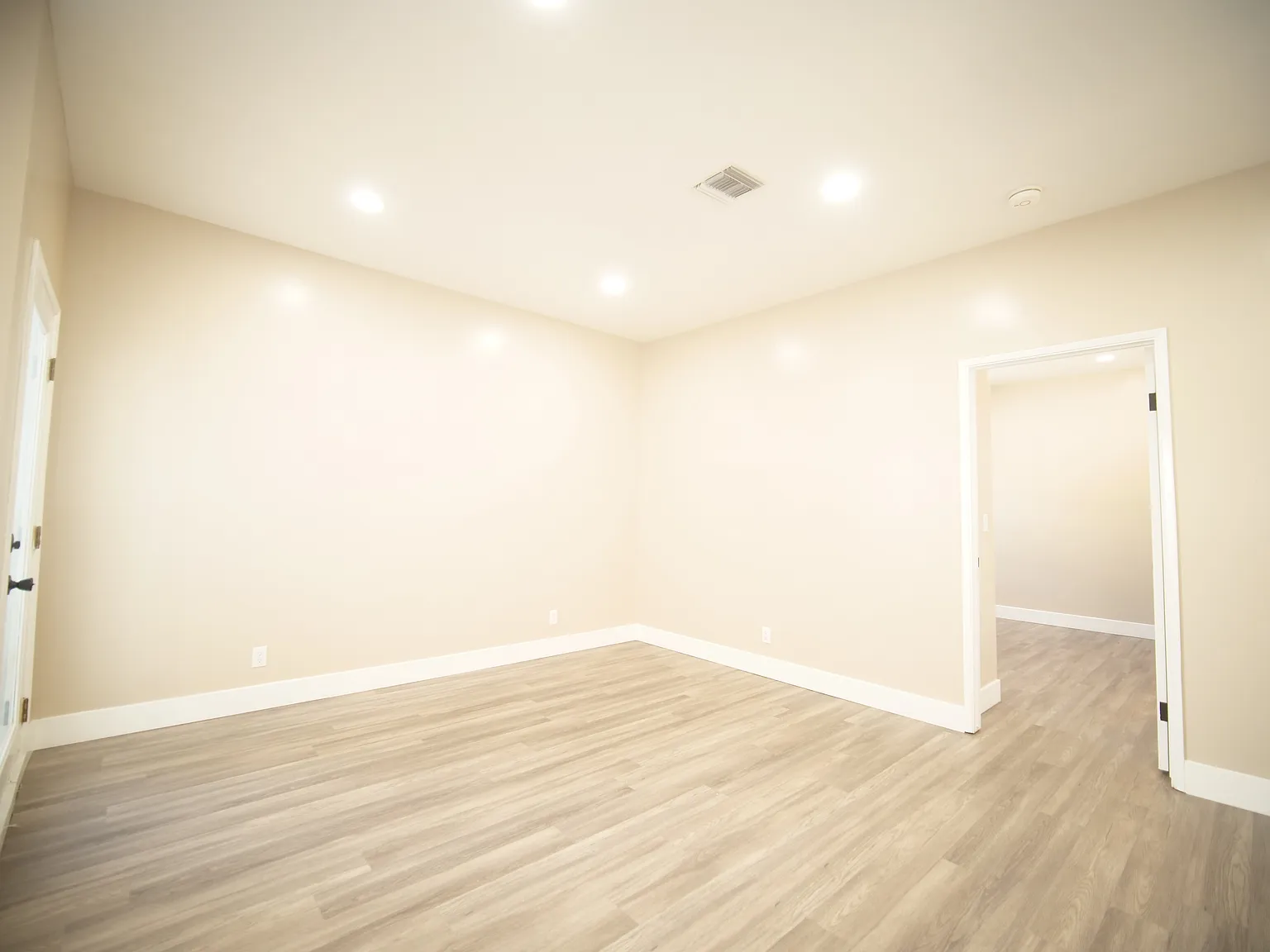 2 bed, 1000 sqft, $2,695 — Photo 2
