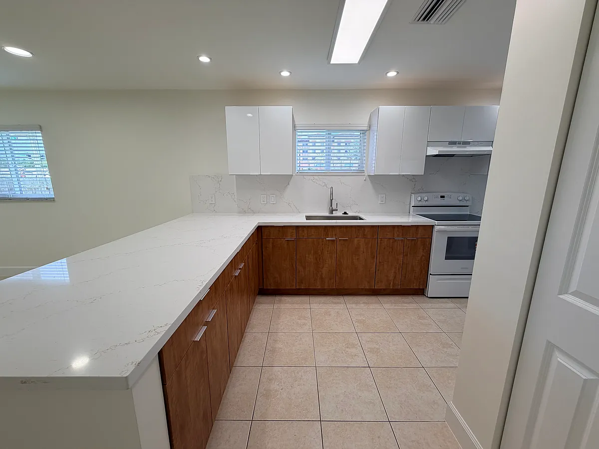 Building Photo - 4650 SW 65th Ave #4654