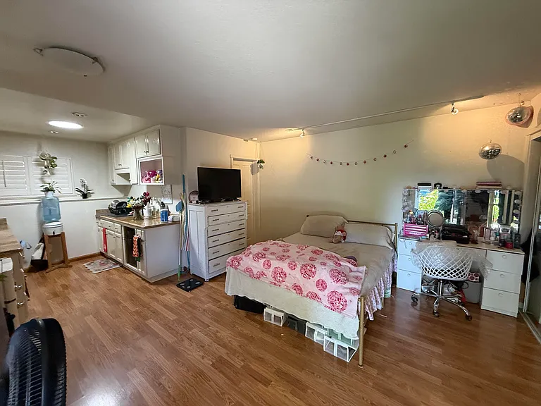 181 Brook Knoll Dr #B — Photo 3