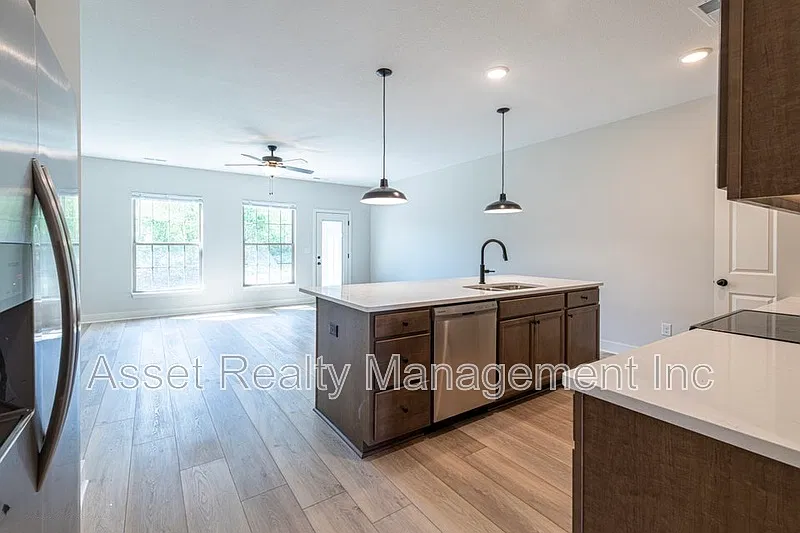 3 bed, 2.5 bath, 1644 sqft, $2,495 — Photo 2