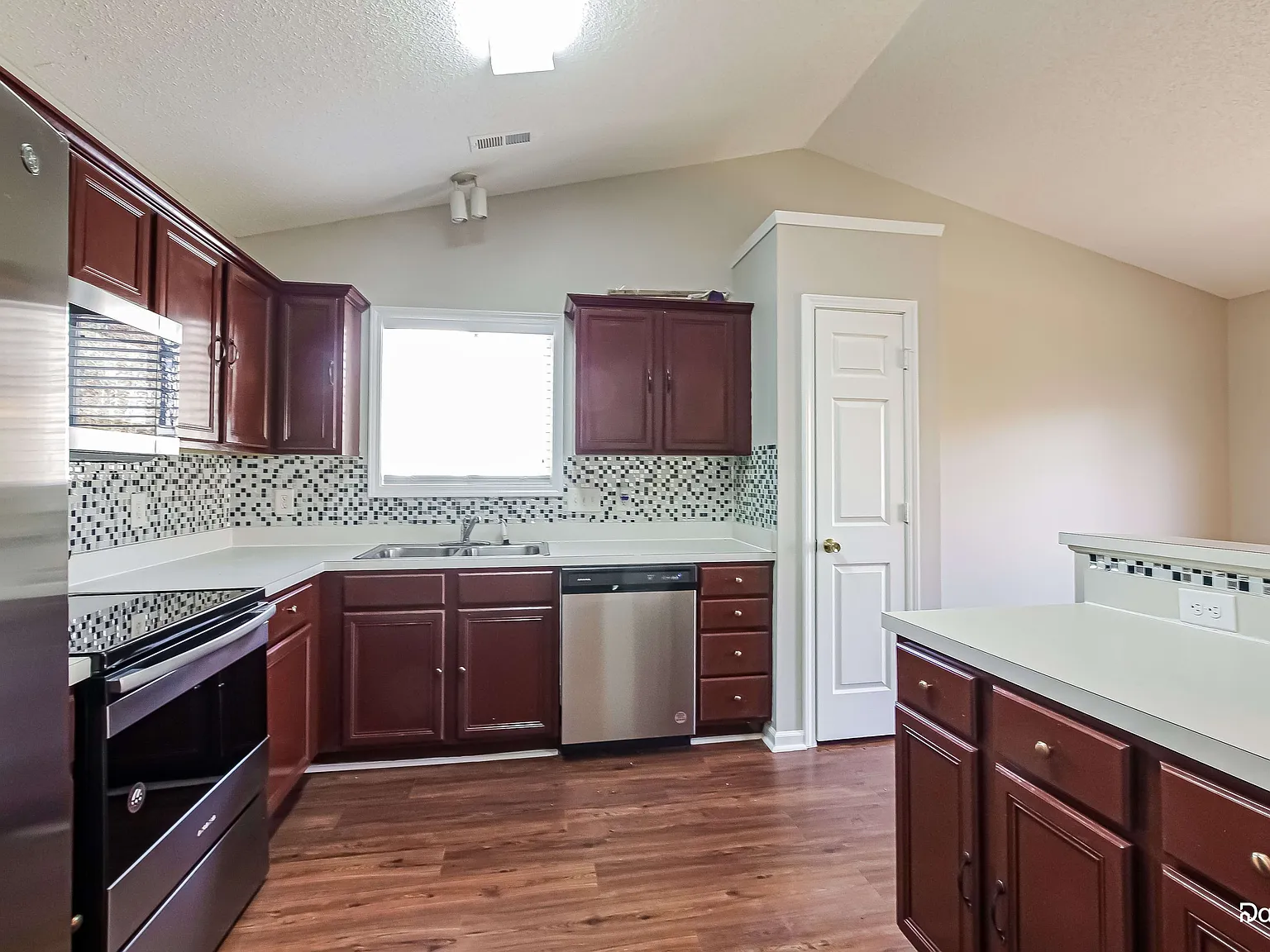 3 bed, 2.0 bath, 1866 sqft, $2,240 — Photo 2