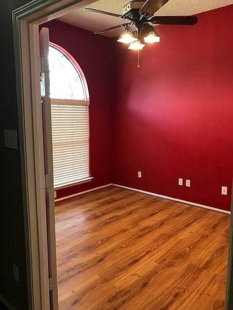 1st image of 906 Switzer Ln