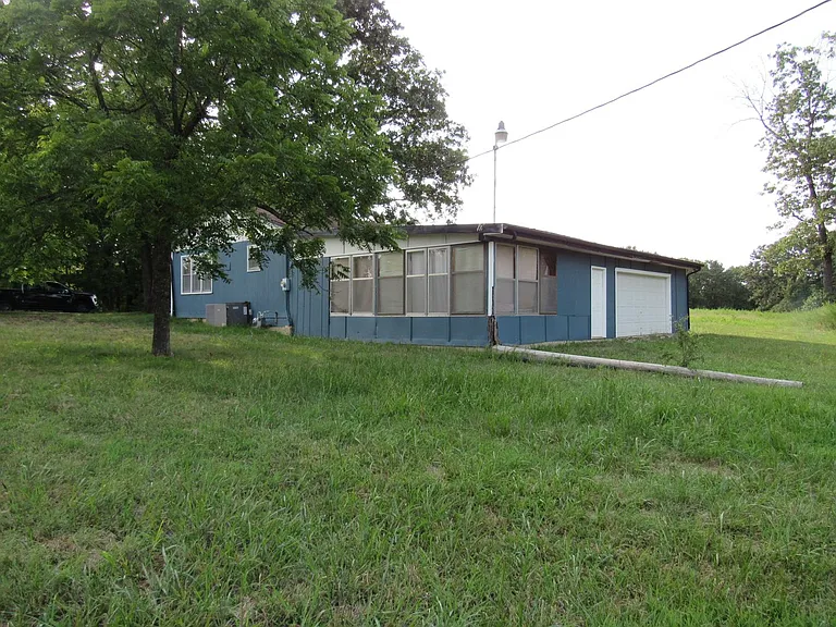 1815 N State Highway 7 — Photo 2