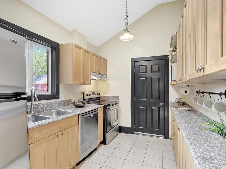 457 Fox St — Photo 13
