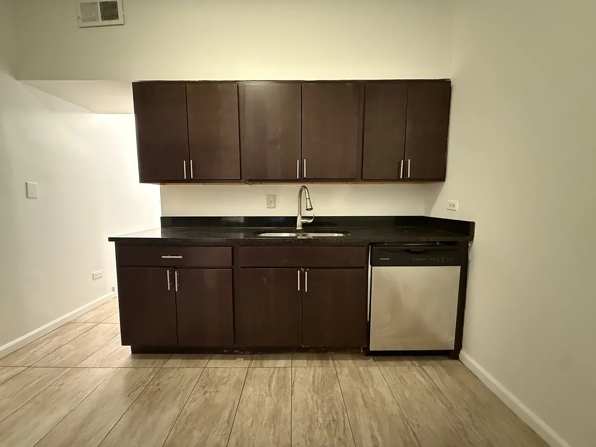 Building Photo - 7529 N Rogers Ave #1536-3
