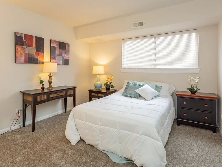 Lakeview Apartments — Photo 8