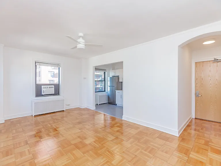 1100 N Dearborn — Photo 13