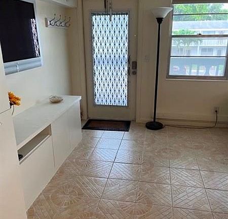 5th image of 35 Newport Ct #B