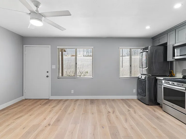 1024 Loma Avenue — Photo 8