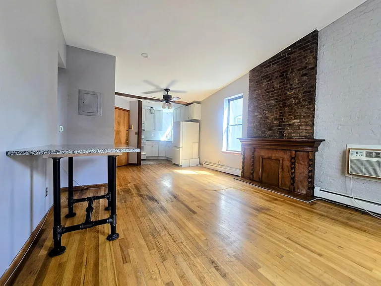 1093 Summit Ave #10 — Photo 7