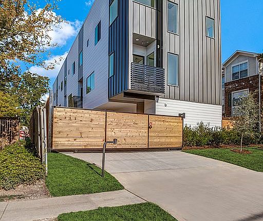 2nd image of 2118 N Carroll Ave #102
