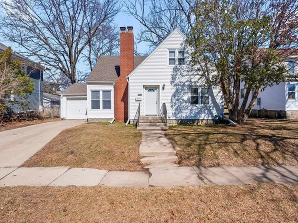 921 W 19th St, Cedar Falls, IA 50613
