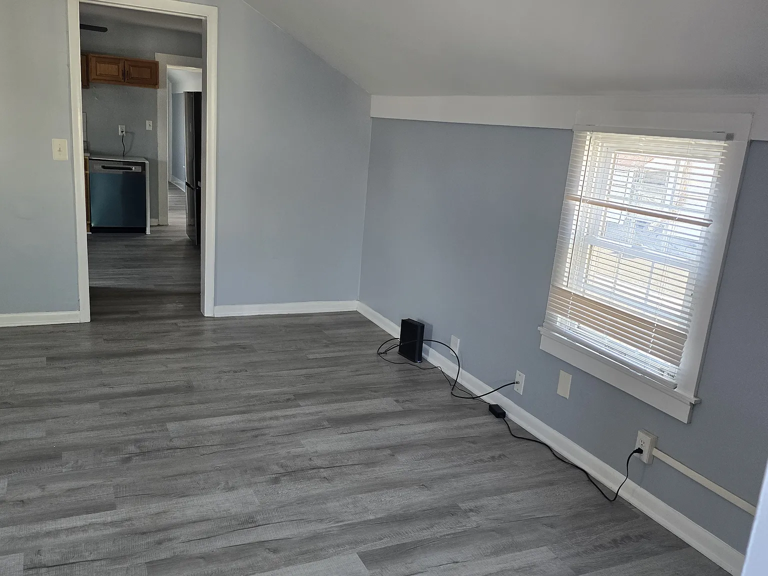 Beautifully Renovated 2 Bedrooms With Balcony — Photo 2