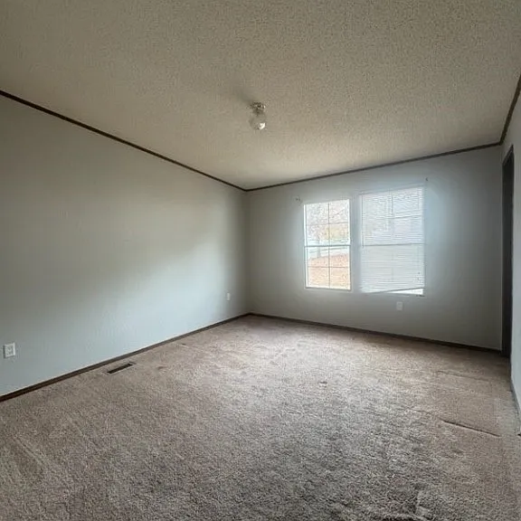 142 Oak St — Photo 3