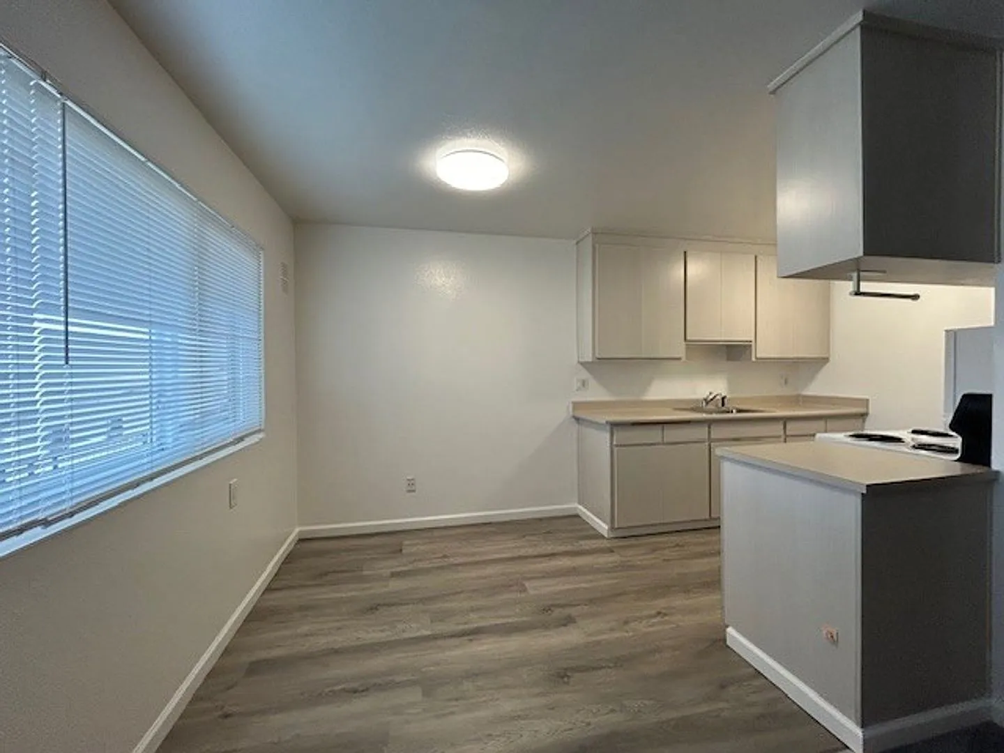 1 bedroom, 1 bath, apartment is perfect for those seeking a comfortable and convenient living space. — Photo 1
