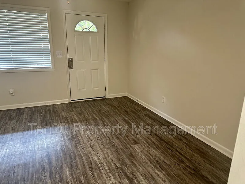 2 bed, 1.0 bath, $800 — Photo 2