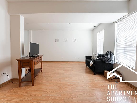 2nd image of 1532 W Diversey Pkwy #1