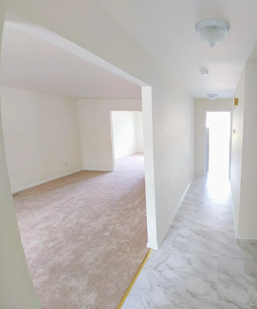 Foyer - 2235 N Somerset St