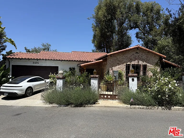 3475 N Knoll Dr — Photo 2