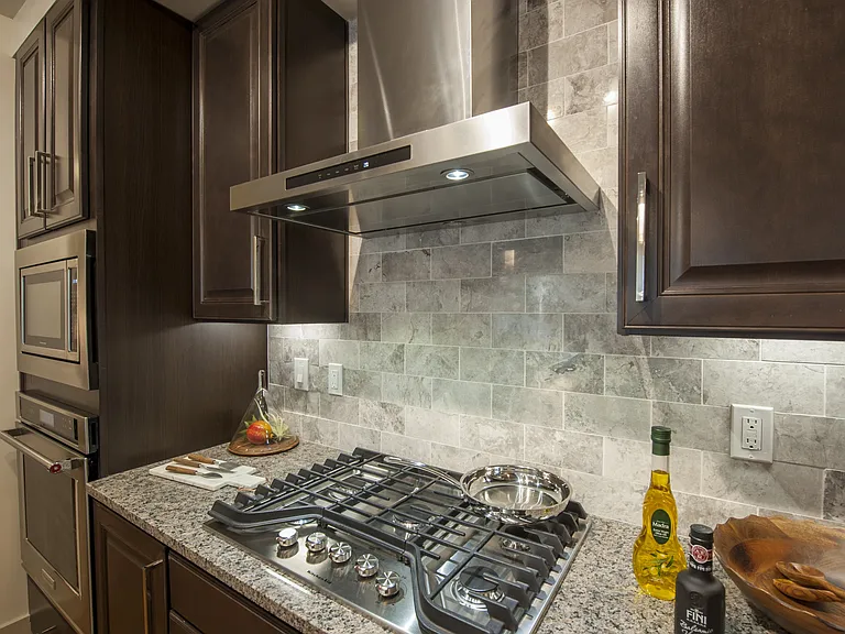 Space-saving stove for urban kitchens