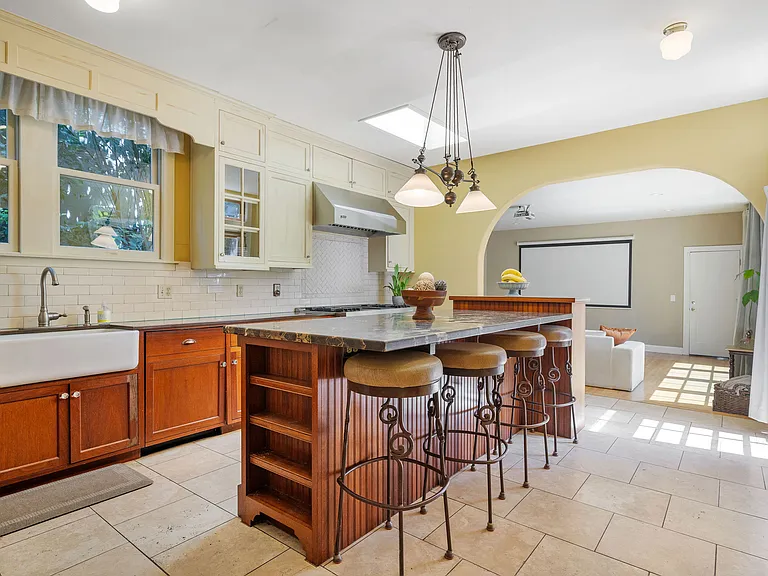 2052 Alameda Way — Photo 9