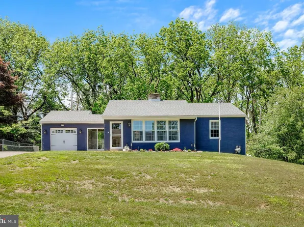 221 Brookside Dr, Feasterville Trevose, PA 19053