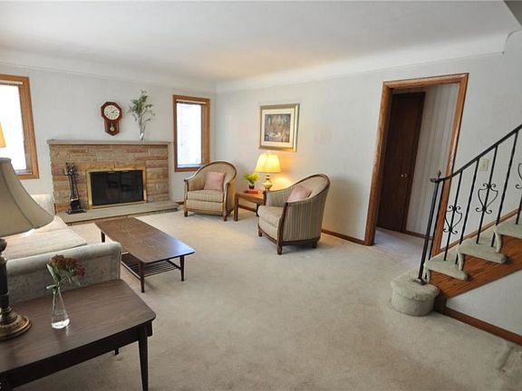 3rd image of 4909 S Park Dr