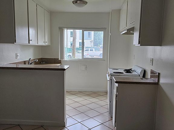 3rd image of 6121 Woodman Ave #103