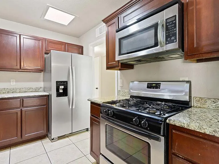 304 Carnival Dr — Photo 7