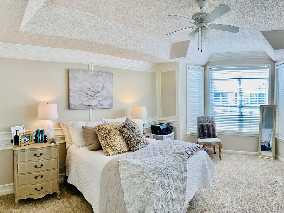 Main bedroom 
(Unit is offered unfurnished only.)