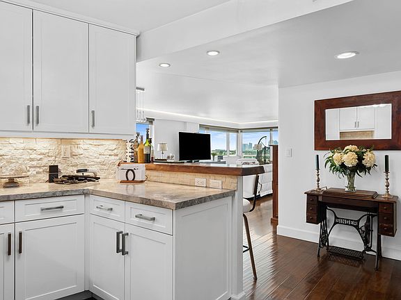 5th image of 3000 Holiday Dr APT 905