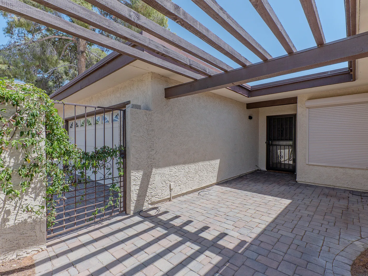 3 bed, 1960 sqft, $3,095 — Photo 2