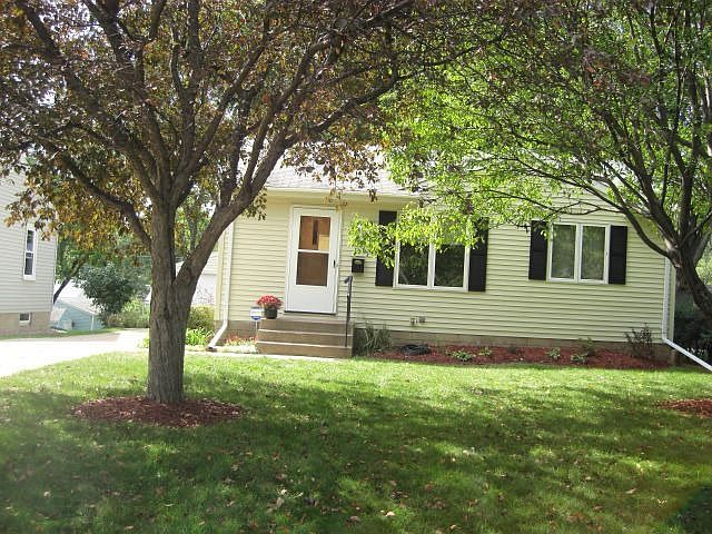 Lovely yard, walk to Knollwood Mall