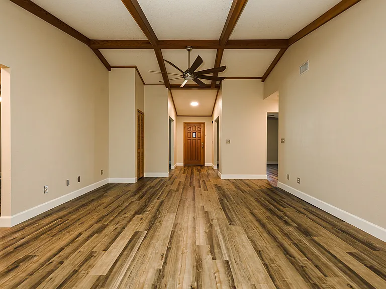 1523 Poplar Dr — Photo 6