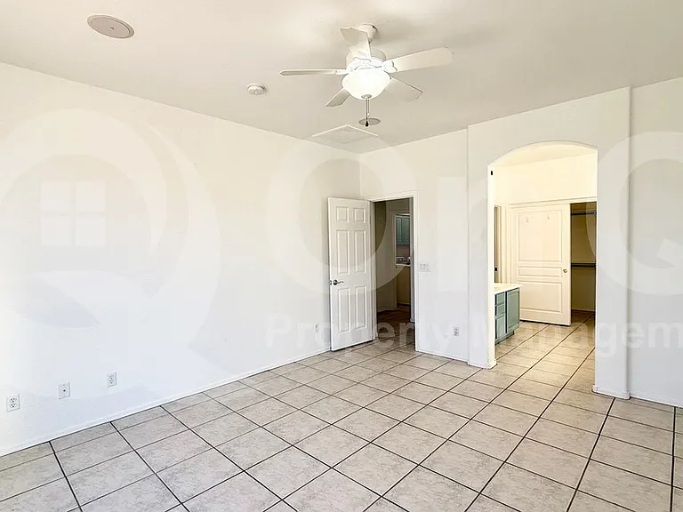 1674 E Aloe Pl — Photo 9