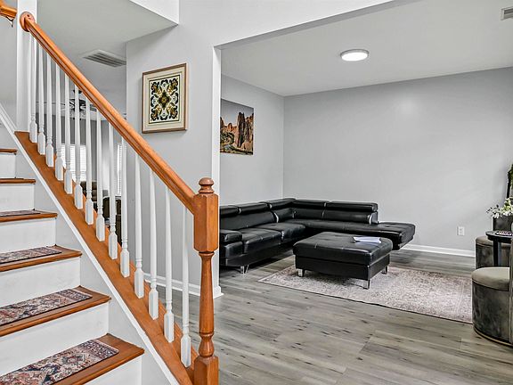 4th image of 523 Whitewater Dr
