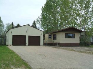 911 41st St SE, Minot, ND 58701