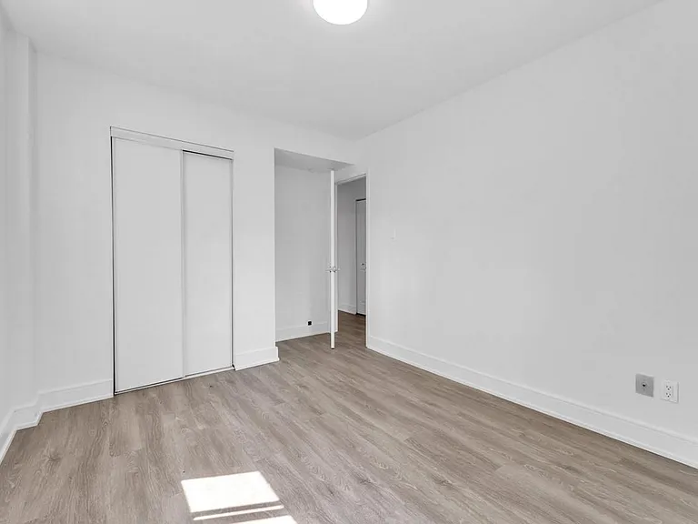 371 Yonge St — Photo 14