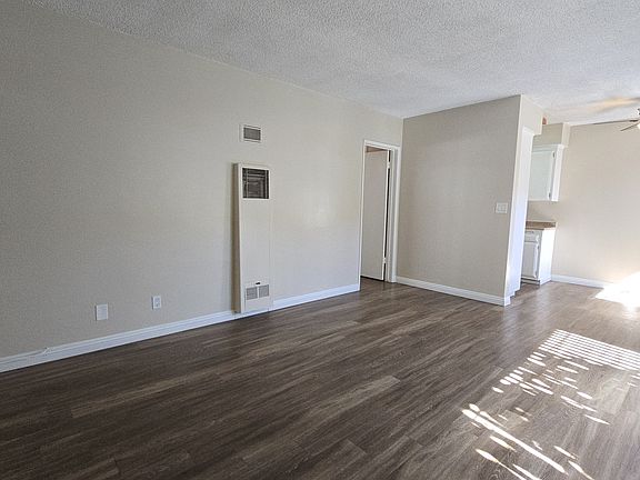 4th image of 260 N Oak Ave #11