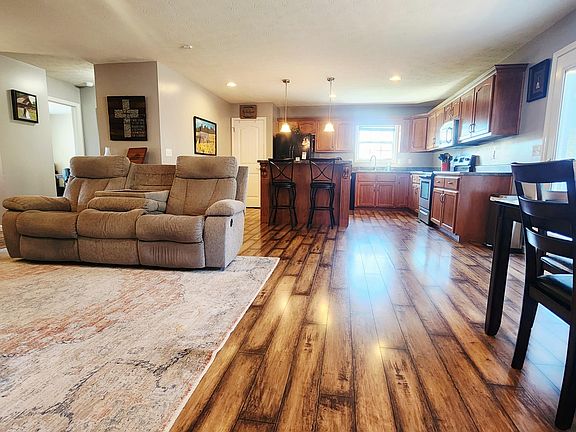 4th image of 1029 Eagle Point Dr