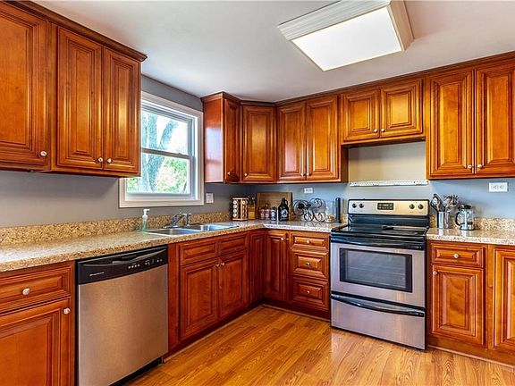 4th image of 807 Sipos Cir