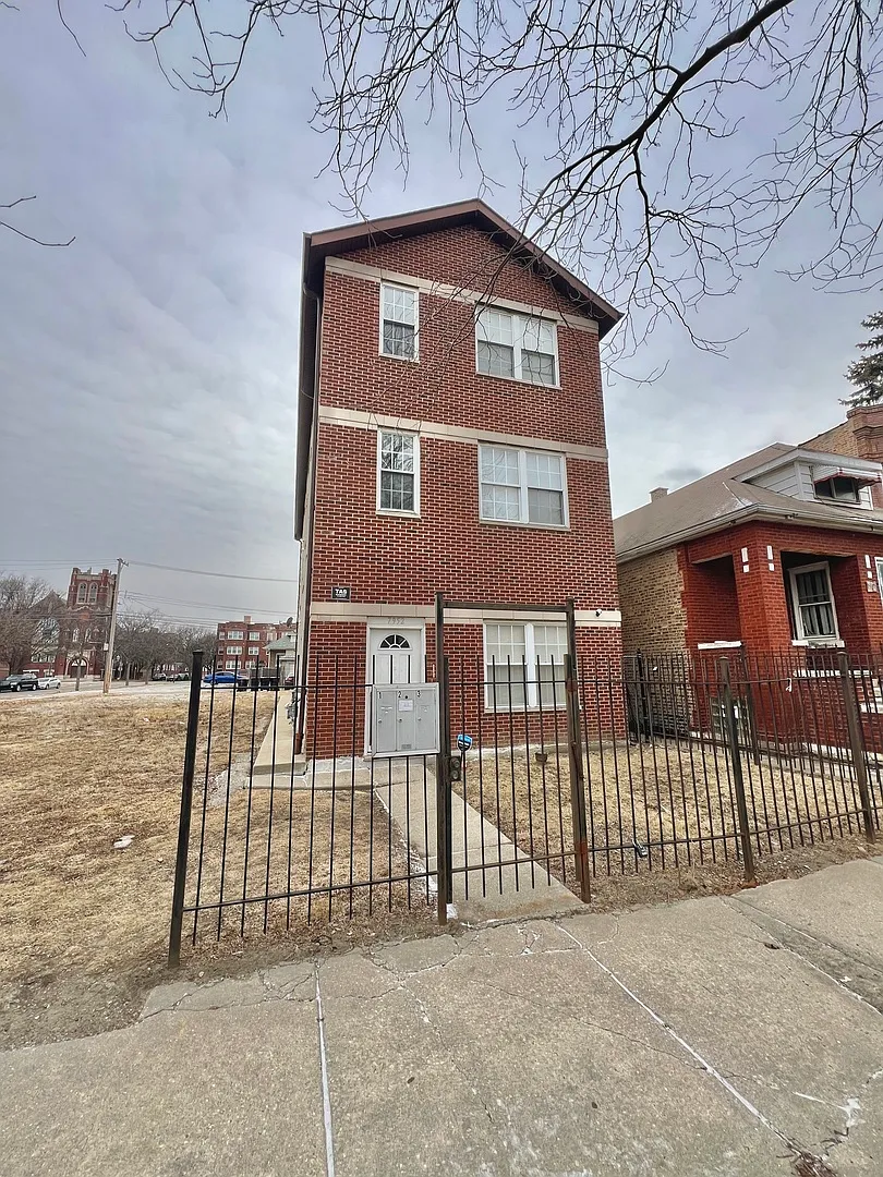 3 bed, 1100 sqft, $1,600 — Photo 1
