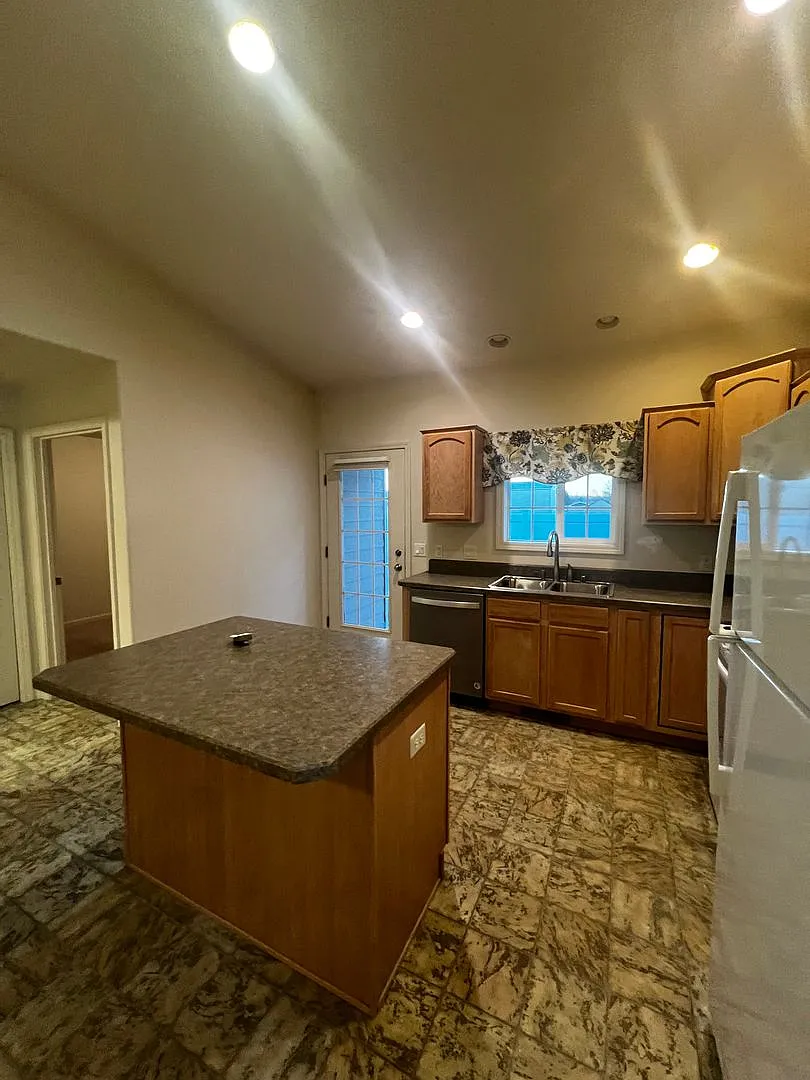 3 Bedroom/ 2 Bathroom House on the West End — Photo 3