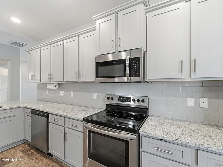 755 Greenwich Pl — Photo 19