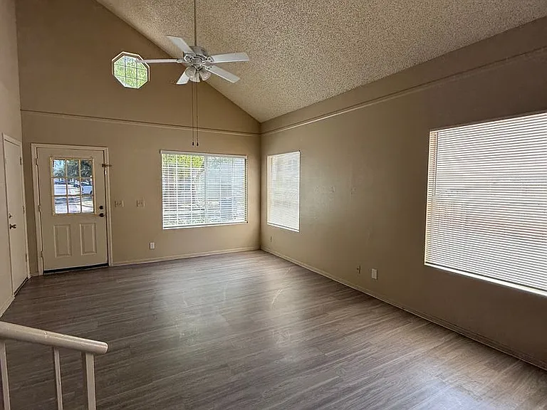 441 S Maple St #10 — Photo 5