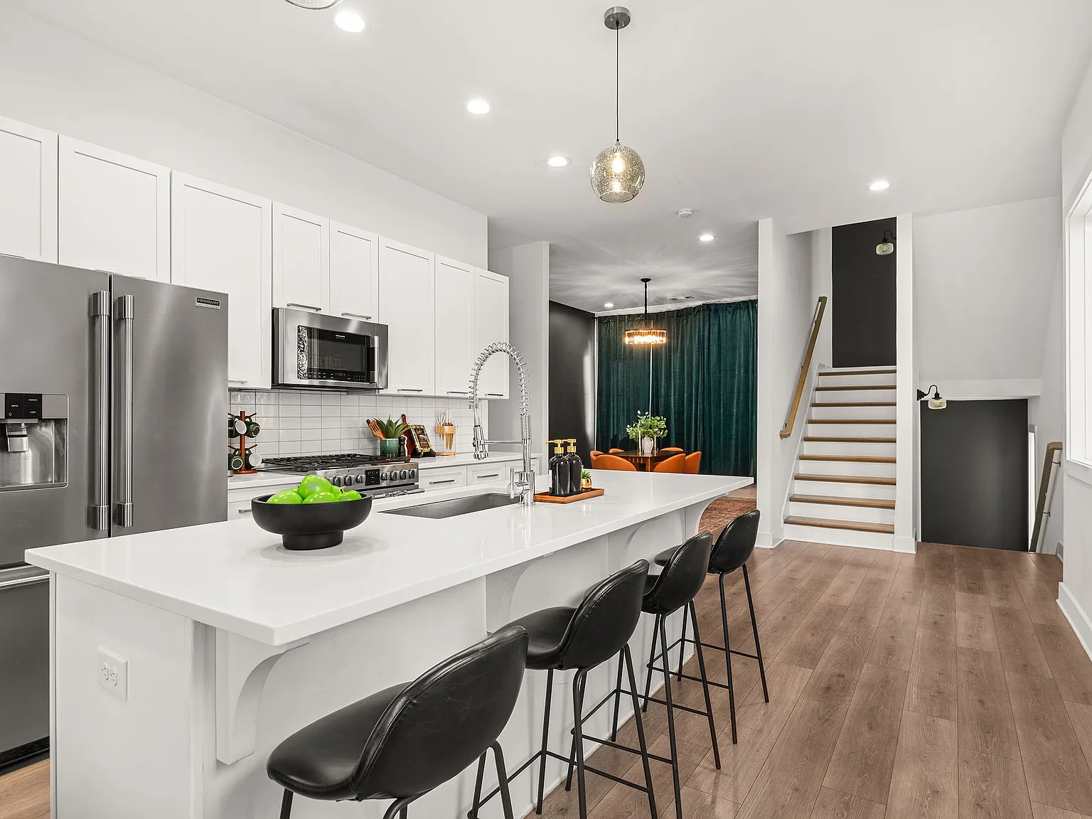 629 W Iris Dr — Photo 2