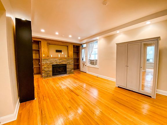 5th image of 2747 N Hampden Ct