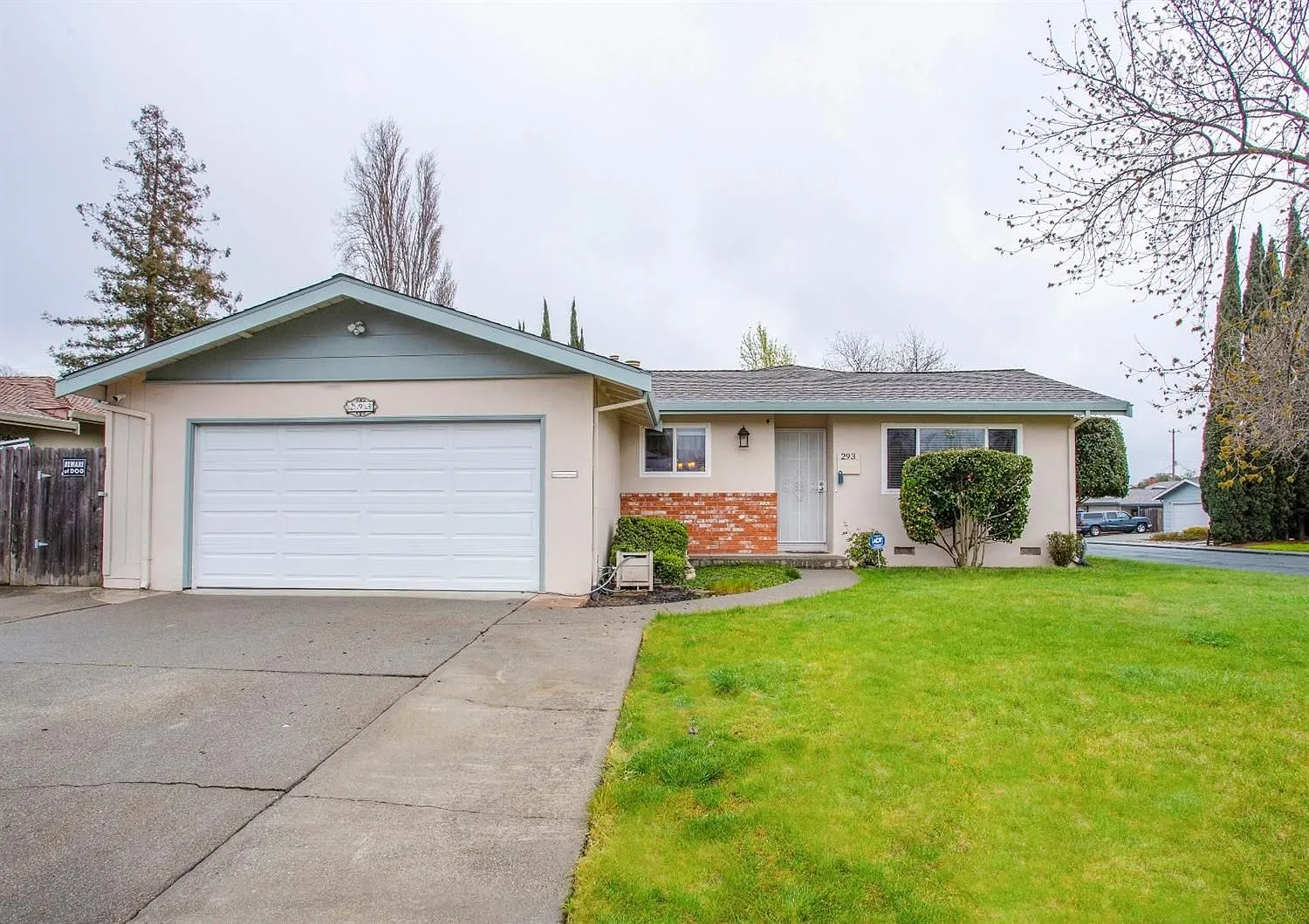 293 Begonia Blvd photo 1