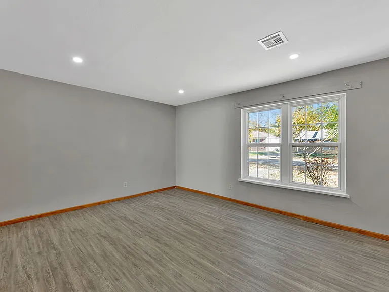 1937 N Garland Ave — Photo 3