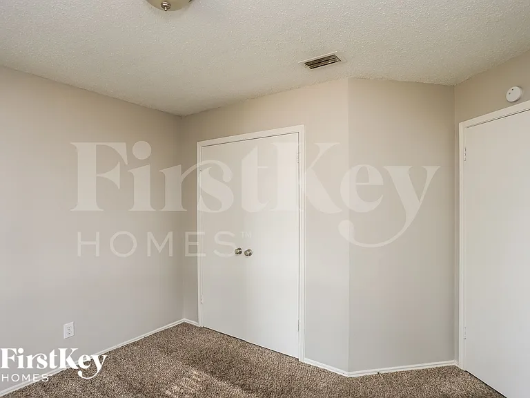 4368 Saugus Dr — Photo 12